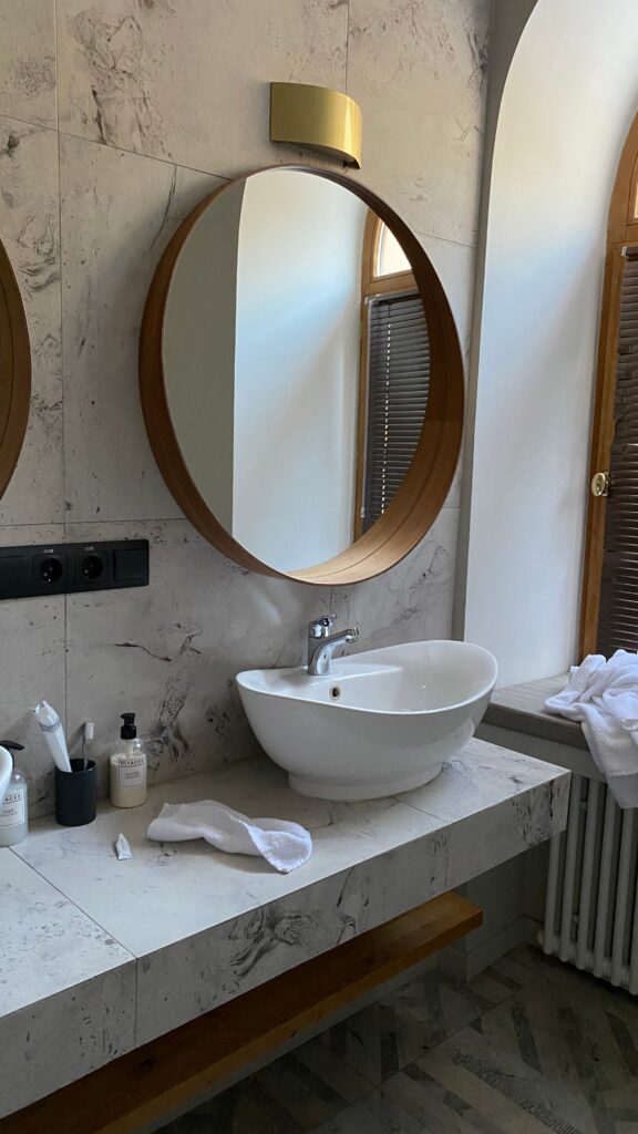 pexels-photo-10594273-10594273 Stylish bathroom interior featuring a round mirror, basin, and luxury toiletries.