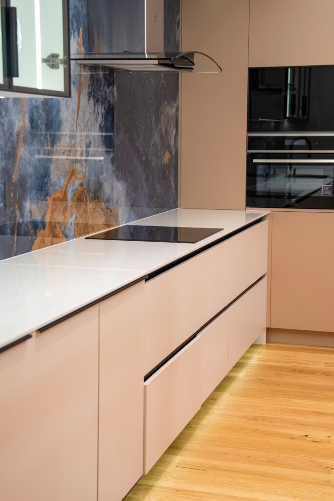 pexels-photo-38310830-38310830 Sleek modern kitchen design featuring minimalist cabinets and marble backsplash.